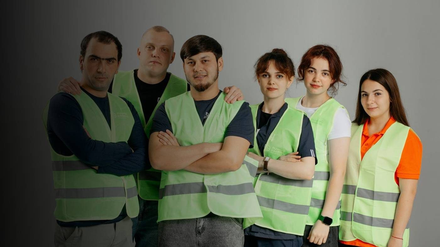 Наши рабочие в фирменной спецодежде